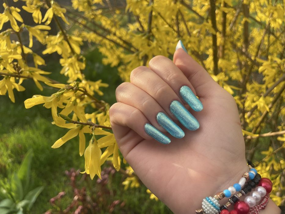 Realizez manichiura-pedichiura  gel și semi