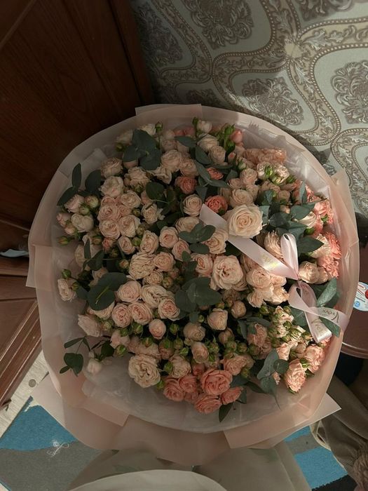 Кустовые розы свежий