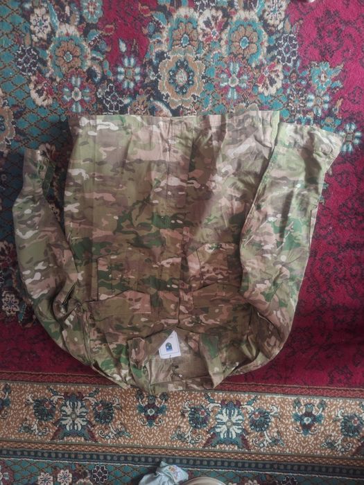 Harbiy formalar va sapoglar sotiladi