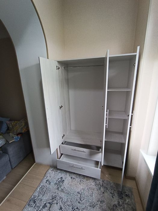 Shkaf sotiladi dastafka ustanovka bepul buladi ichida