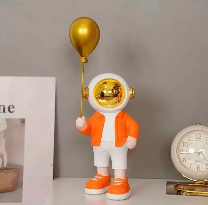 Статуэтка космонавт
