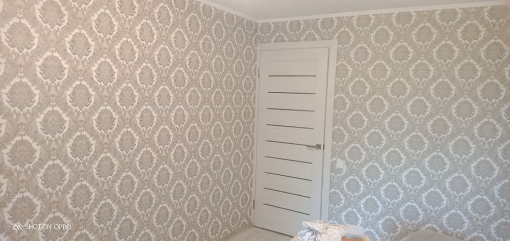 Поклейка обоев галтели