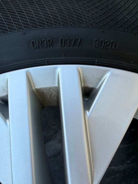 Janta aliaj vw passat alltrack : r 17 , et 35 , cu anvelope iarna