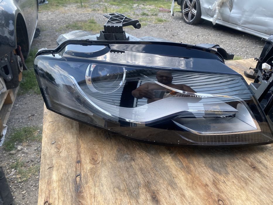 Десен ляв фар за Audi A4 B8 с ксенон и лед  брой гол 8k0941004