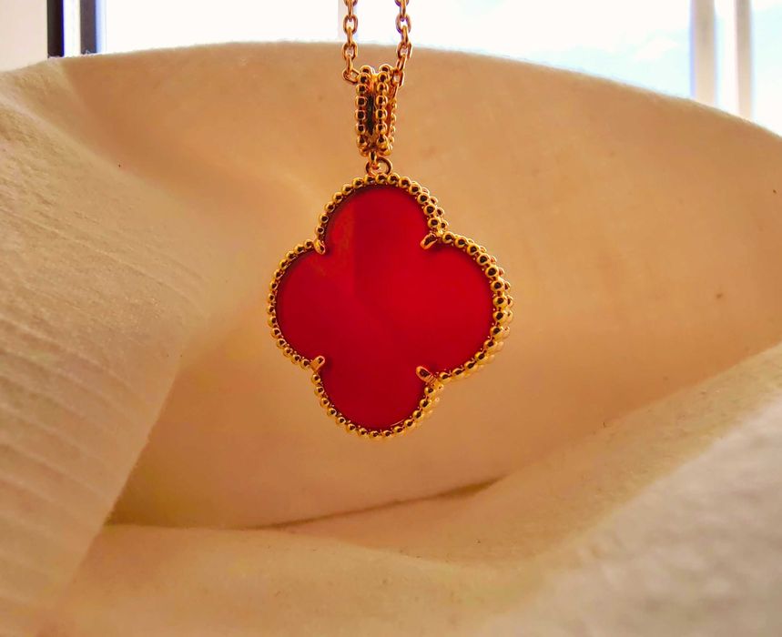 Дълго дамско колие с голяма детелина от червен карнелин, Van Cleef VCA