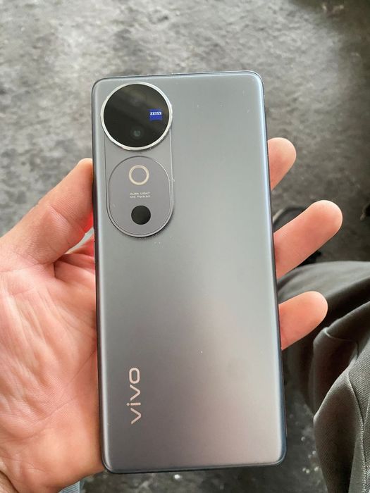 Продам Vivo V40 12/256 в отличном состояний