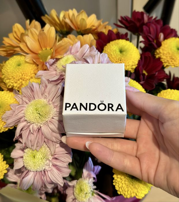 Сребърни обеци Pandora Harmony с кристал в жълт цвят.
