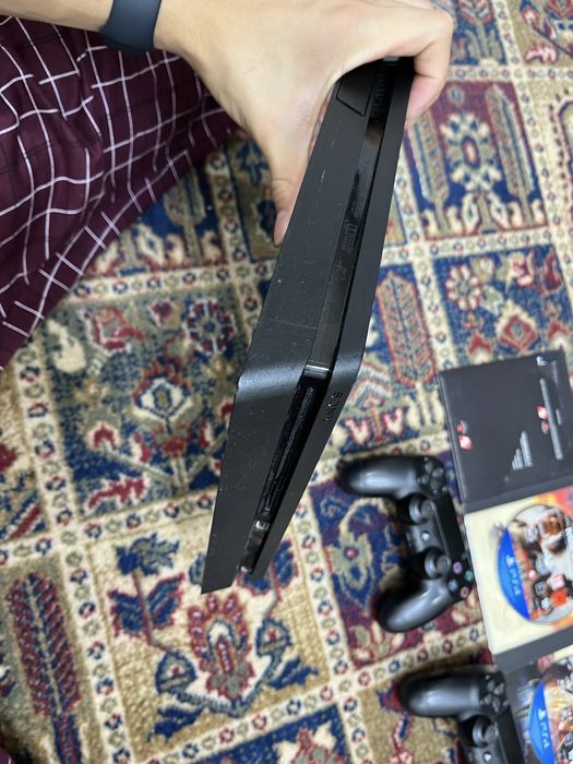 Ps 4 slim 1Tb 2 джойстика