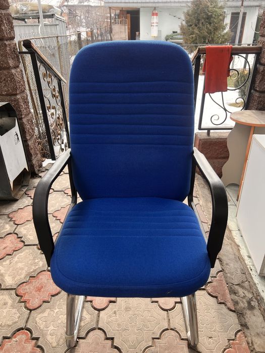 Стулья офисные продам
