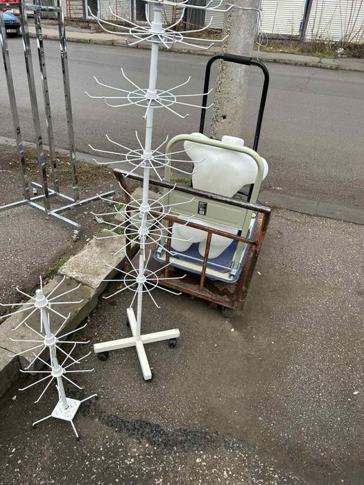 Стелаж  бял с въртящи се куки