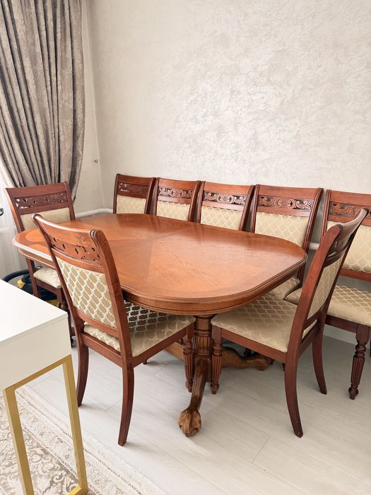 Стол в гостинную . Деревянный .