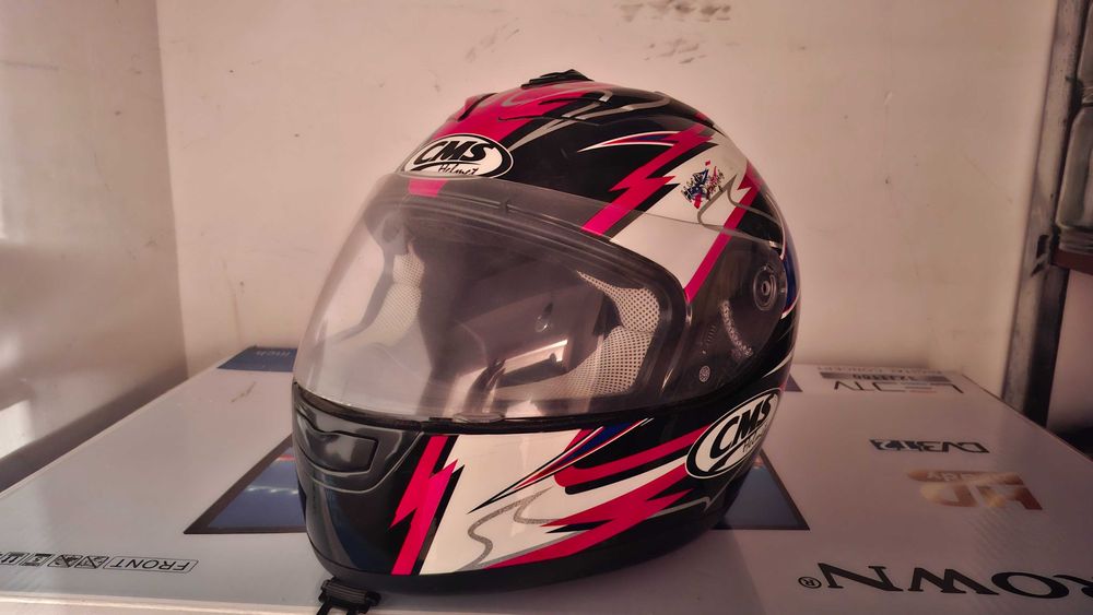 Продавам моторна каска CMS