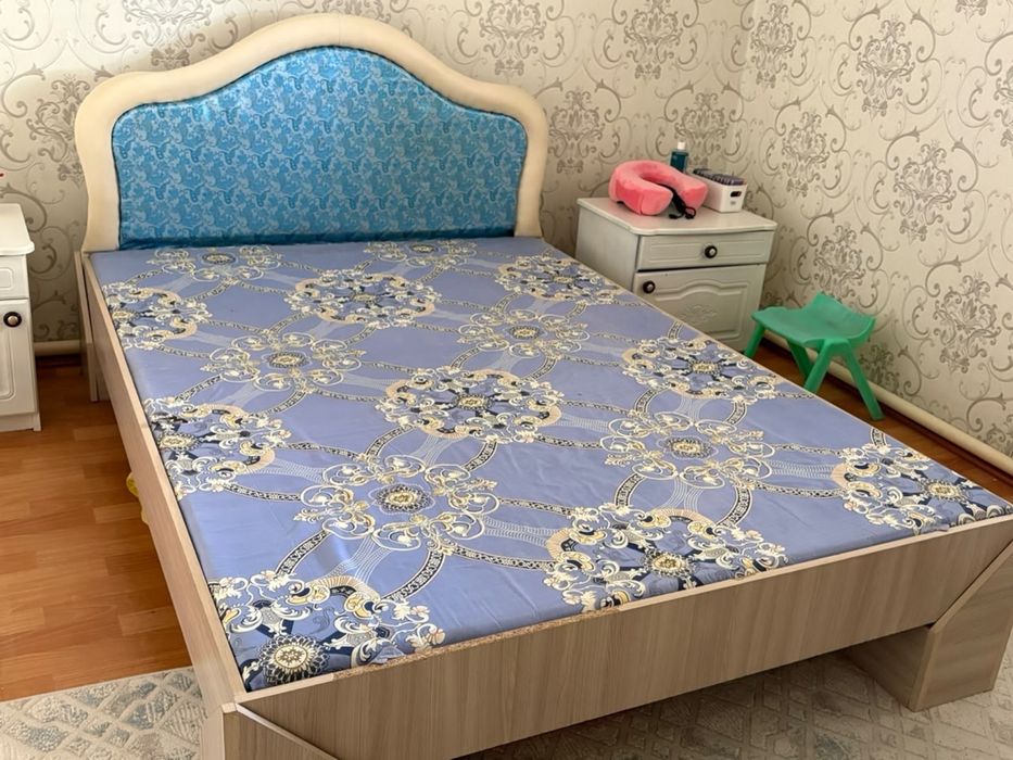 Кровать.