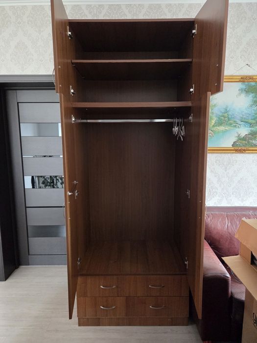 распашной шкаф из дерева