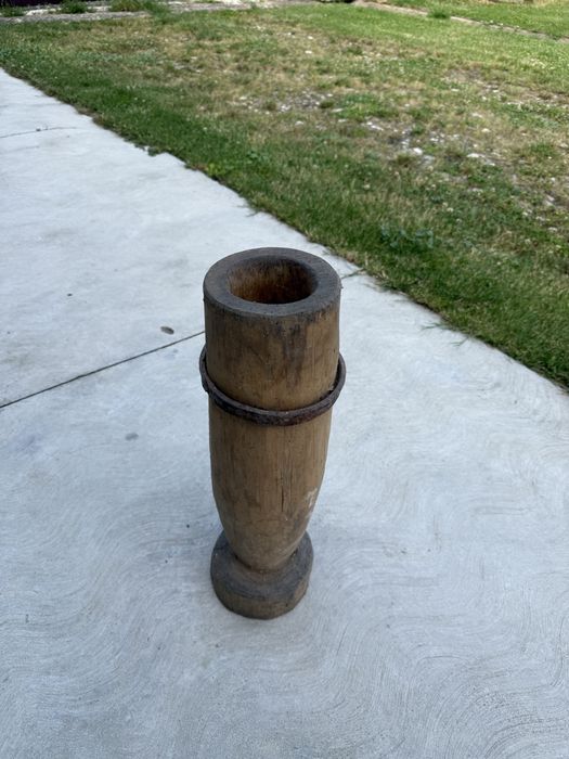 Piua veche din lemn masiv cu armătură metalică