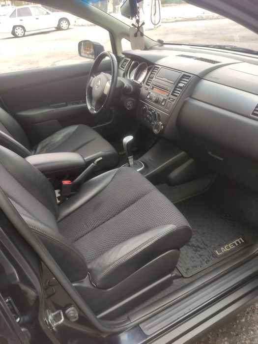 Nissan Tiida sotiladi.