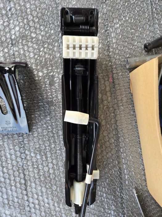 Продавам оригинални нови крикове за всички марки и модели автомобилиза