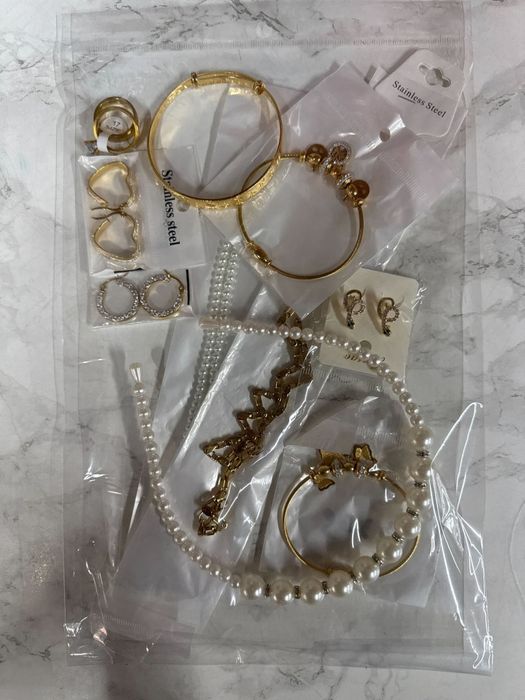 Мистериозна торбичка с бижута с 10бр висококачествени бижута.