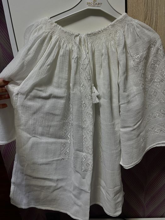 Ie tradițională cusută manual