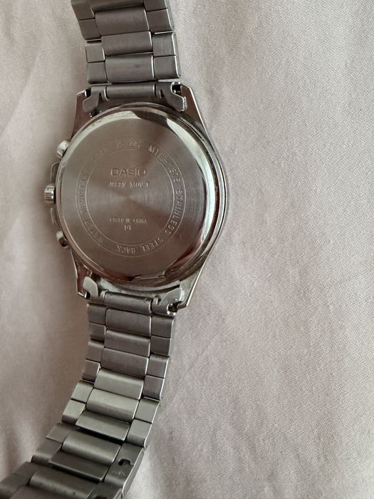 Прлдам часы Casio MTP-1375 — стильные, универсальные