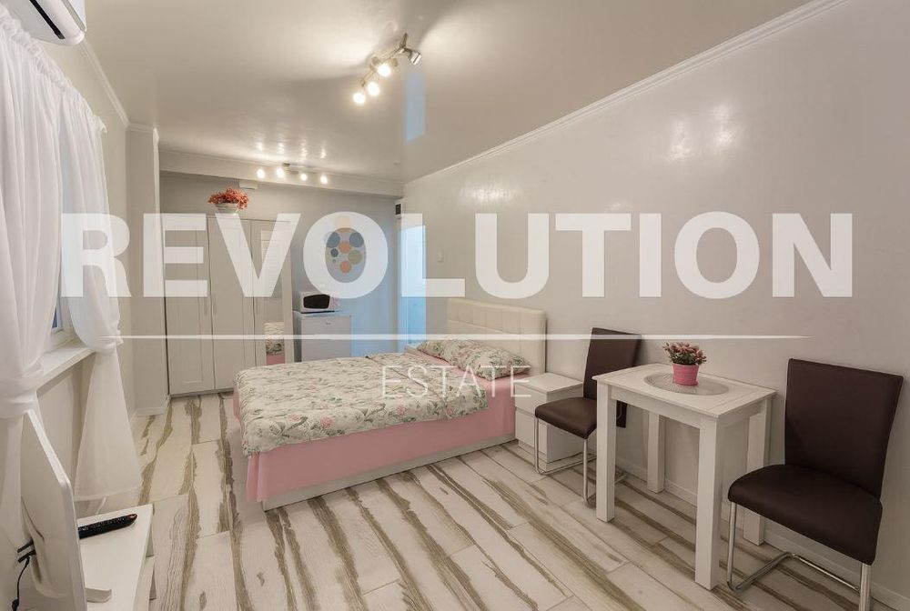 Дава се под наем Едностаен апартамент в Варна, Колхозен пазар - 20 кв.м за 225 € - Снимка #1