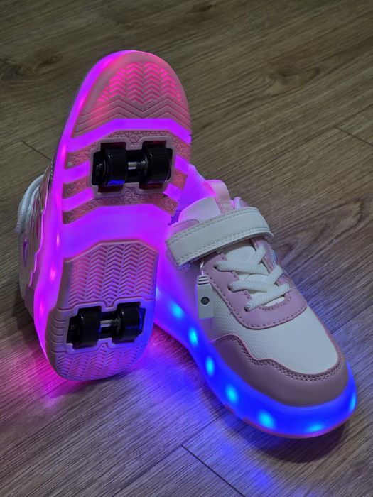 Adidasi cu role detașabile