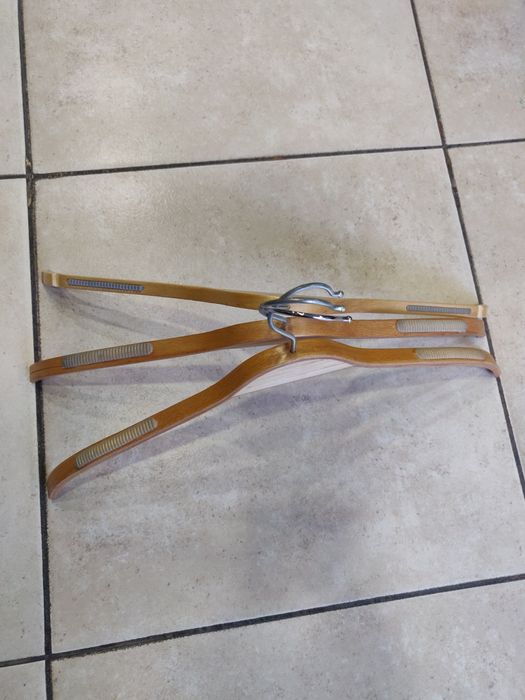 Дървени закачалки