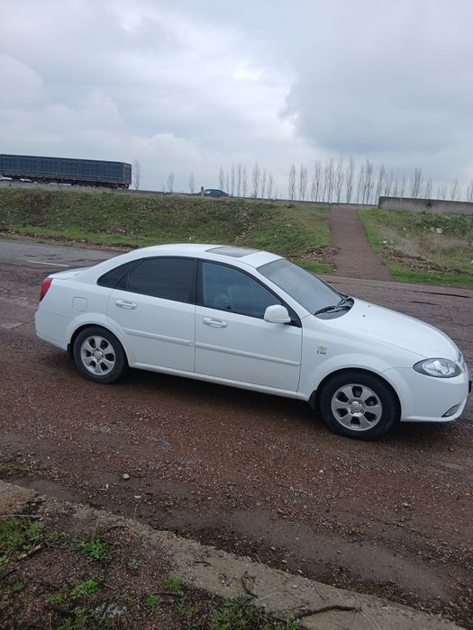 Sotiladi Gentra avtomobili