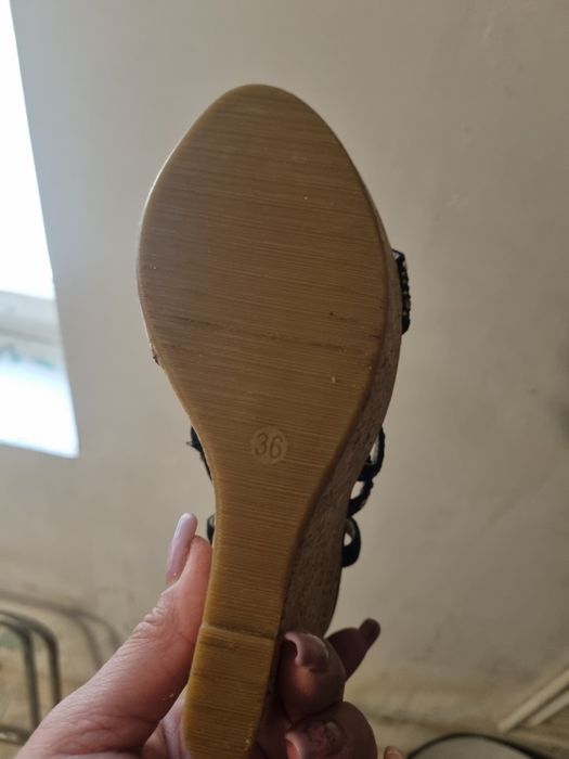 Vând saboti  dama noi