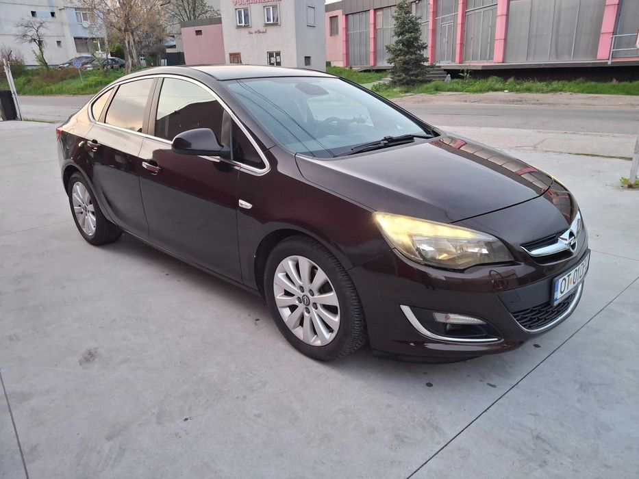 Vând Opel Astra J