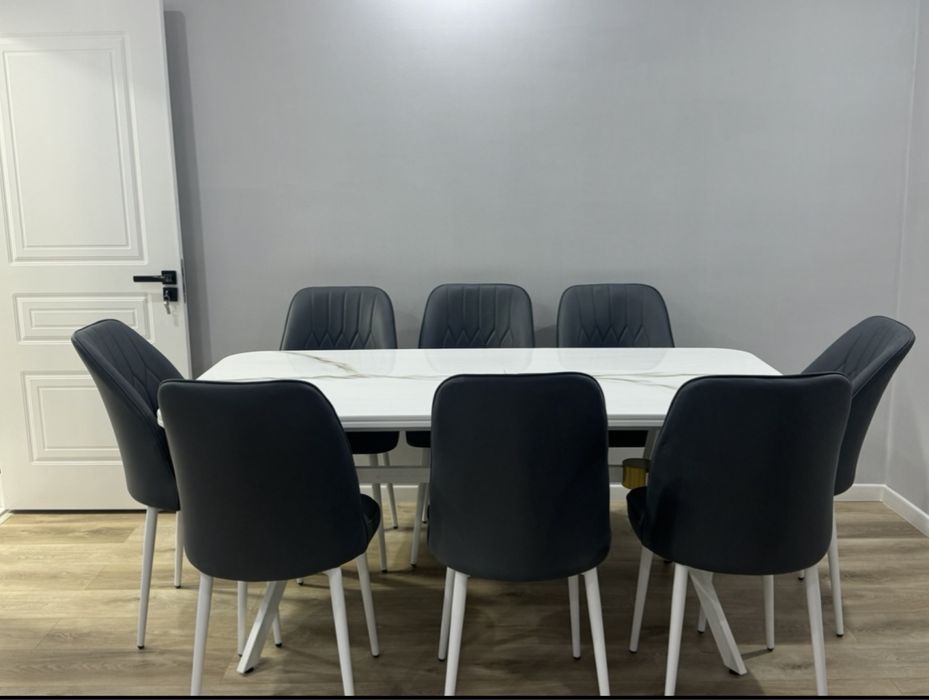 Продается новый стол на 8 персон