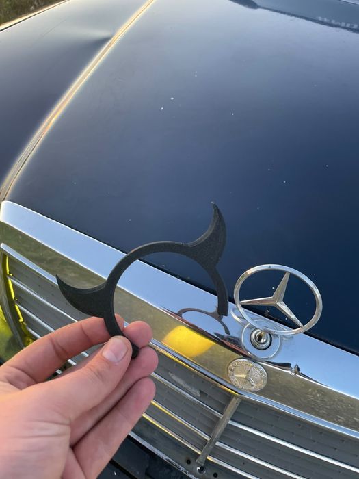 Значок на Mercedes