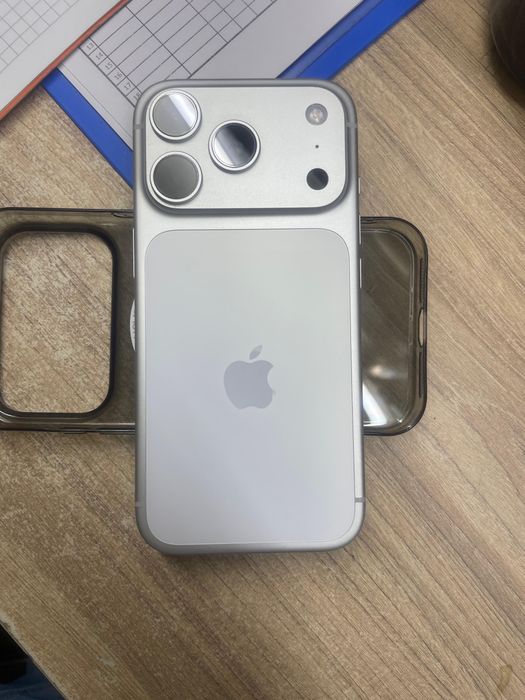 Продам IPhone 17 Pro на 256 EAC.