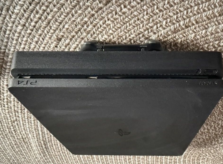 Ps 4 de vanzare plus joc la el