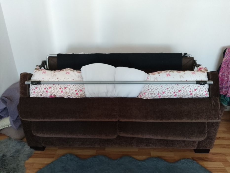 Canapea extensibila cu saltea model matrimonial.