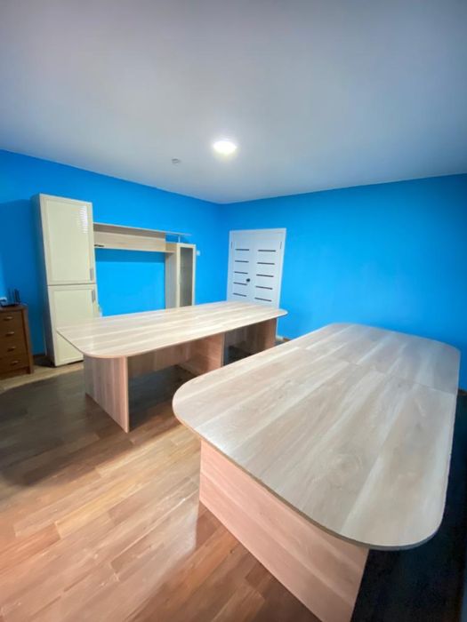 Продам шкаф, столы и ковра