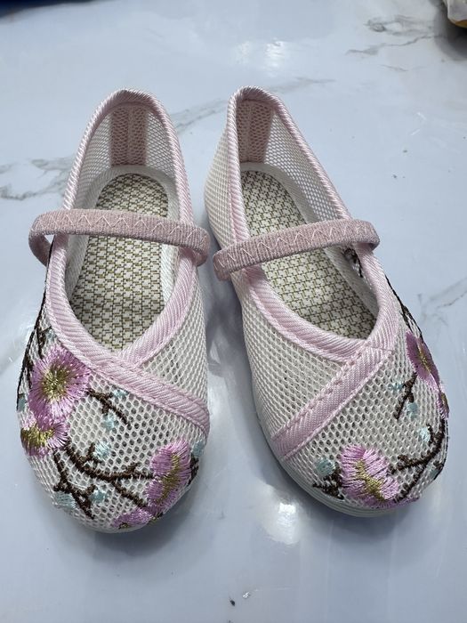 Продам новые балетки в сетку