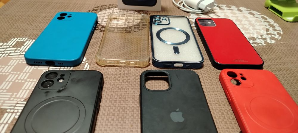 Продавам iPhone 12