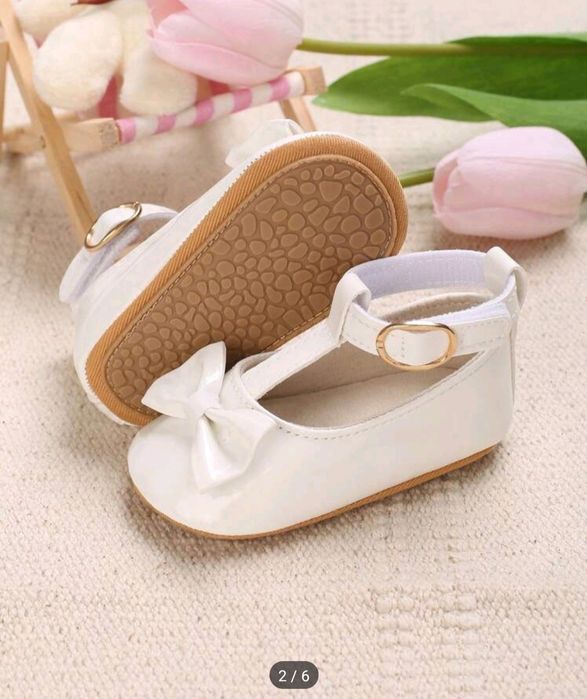 Бели бебешки пантофи