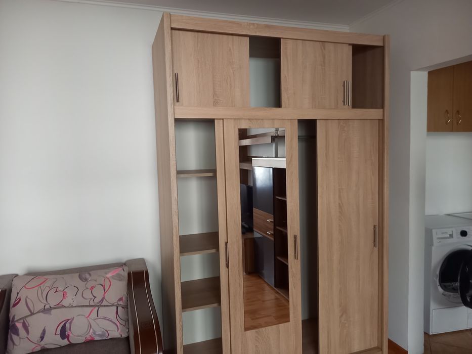 Închiriez apartament  2 camere.