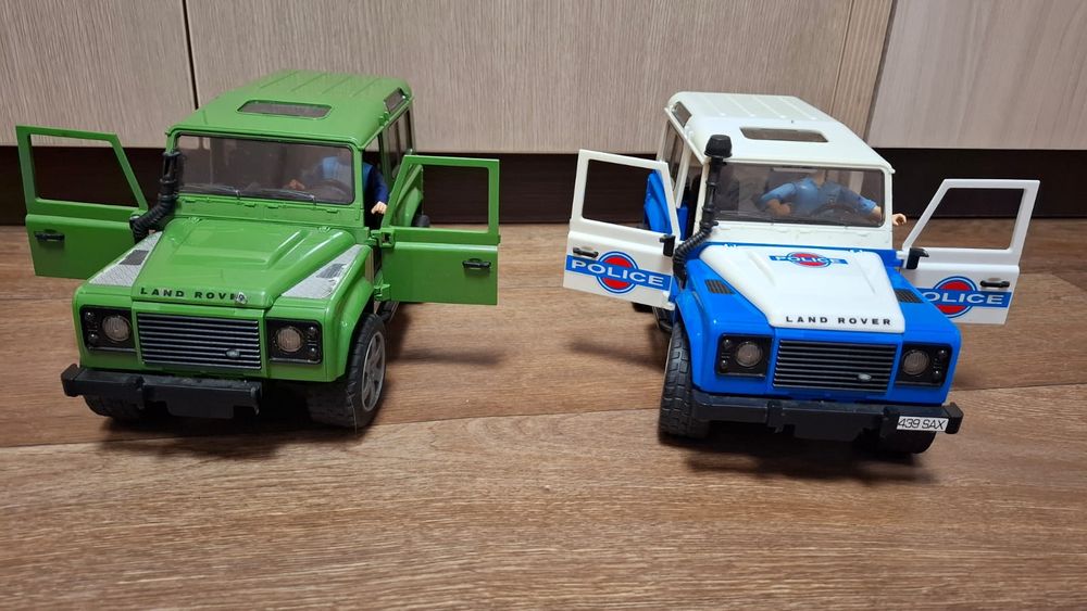Внедорожники Bruder Land Rover Defender.