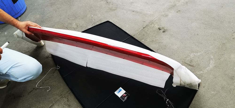 Спойлер универсальный белый сверху, снузу красная подсветка. Автомобил