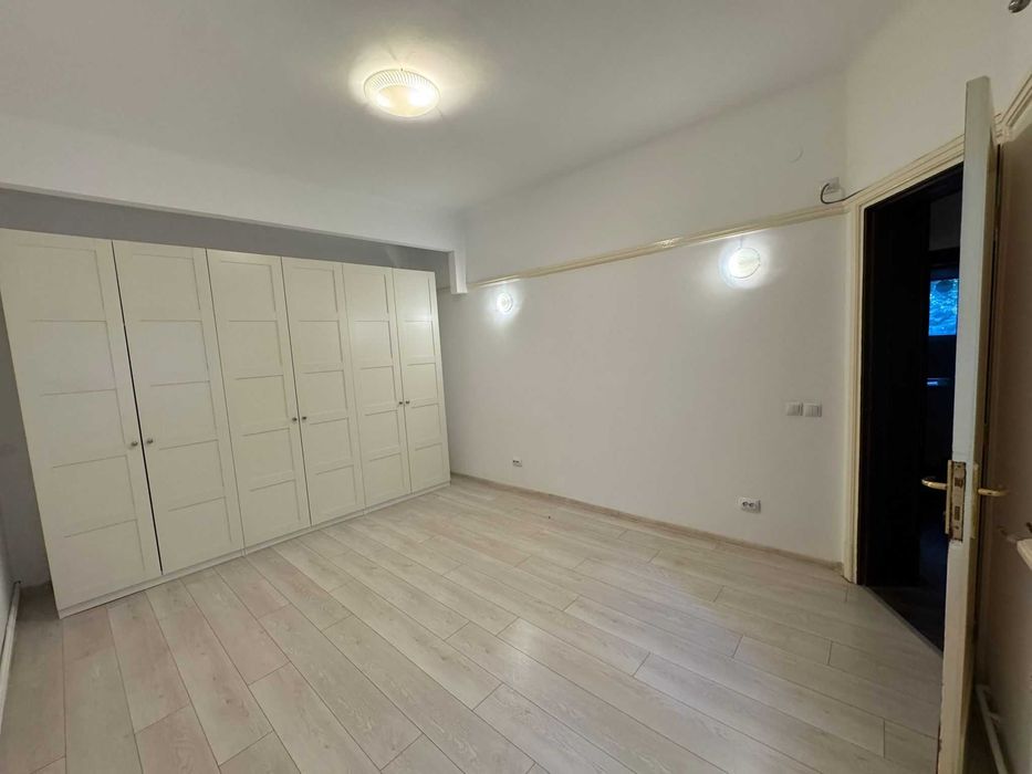 Închiriez apartament 5 camere în vilă interbelică (parter)