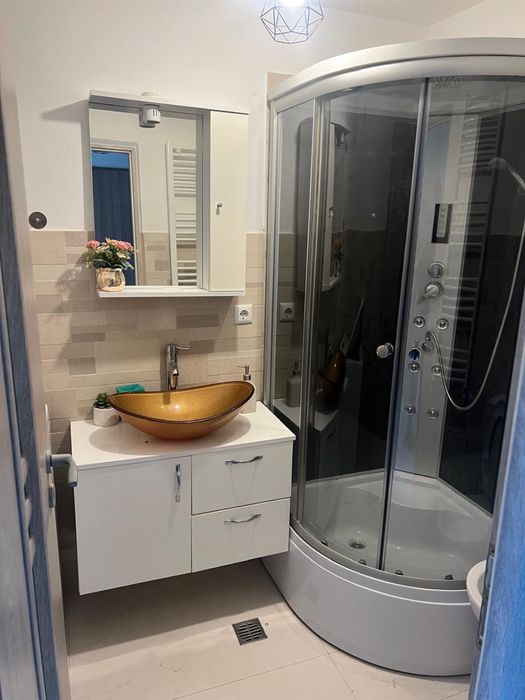 Inchiriez apartament zona Podu Ros