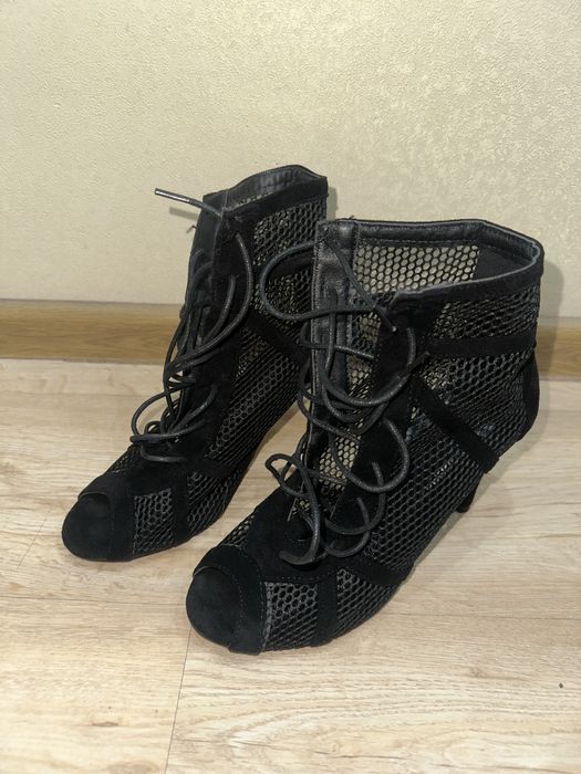 Ботфортым и каблук для хайхилс