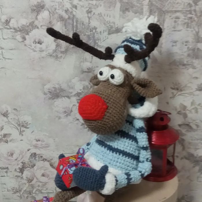 Вязаная игрушка олень Рудольф.