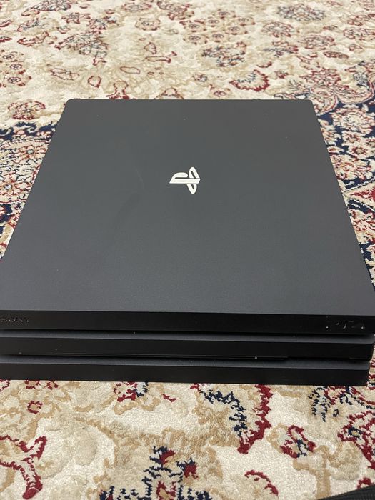 PlayStation 4 Pro + 2 геймпада + 17 игр (Minecraft и др.)