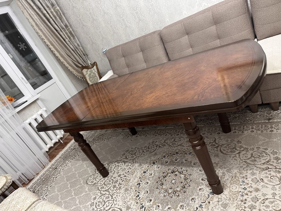 Стол раздвижной.