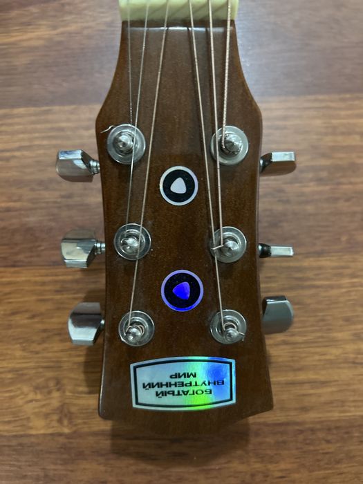 Гитара с чехлом.