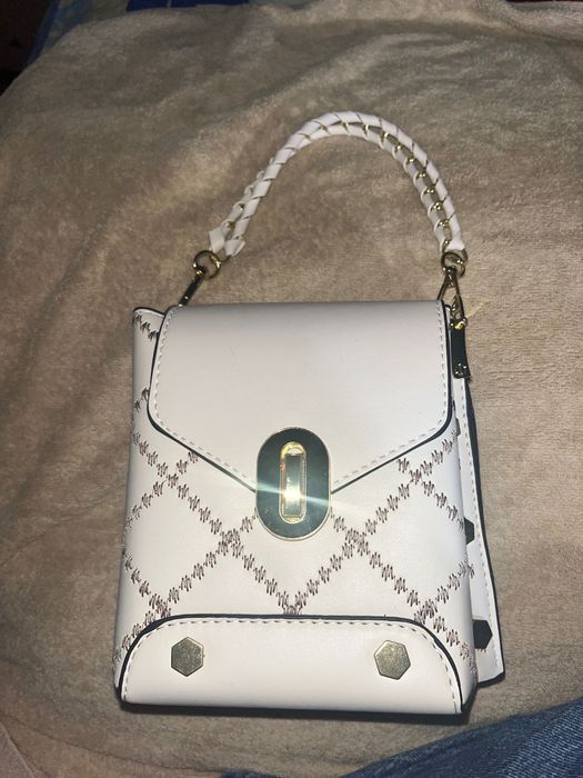 Бяла малка чанта